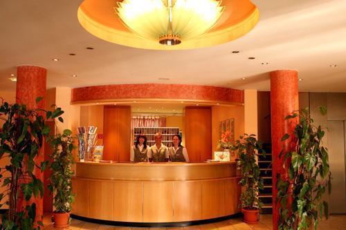 Altstadt Hotel Zur Post ชตราลซุนด์ ภายนอก รูปภาพ