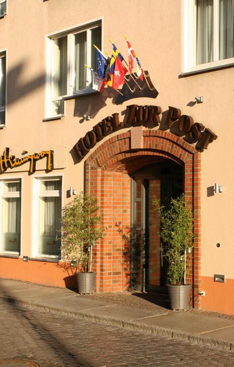 Altstadt Hotel Zur Post ชตราลซุนด์ ภายนอก รูปภาพ