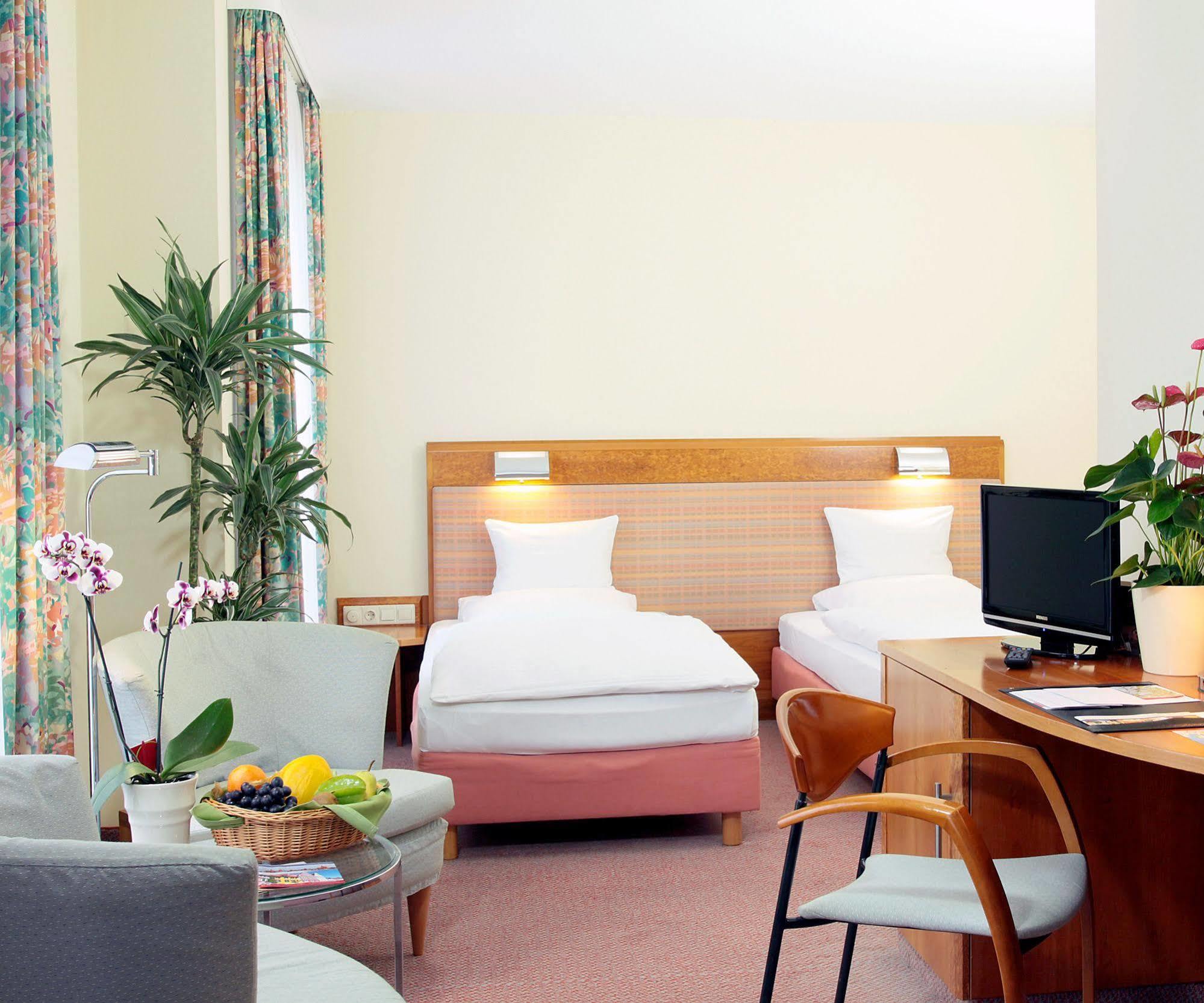 Altstadt Hotel Zur Post ชตราลซุนด์ ภายนอก รูปภาพ